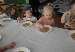 3 latki jedzą zupę wigilijną